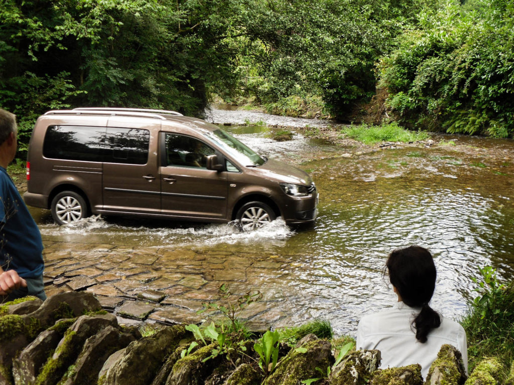 parco naturale di Exmoor guadare un fiume con l'auto