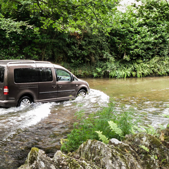 parco naturale di Exmoor guadare un fiume con l'auto