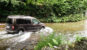 parco naturale di Exmoor guadare un fiume con l'auto
