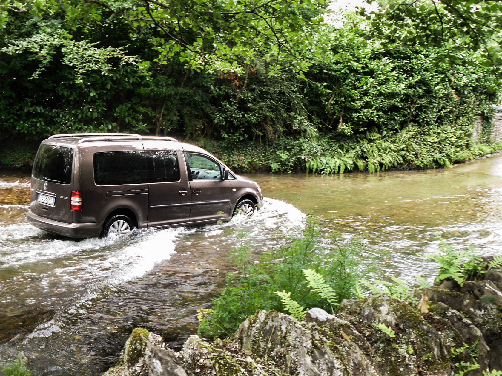 parco naturale di Exmoor guadare un fiume con l'auto